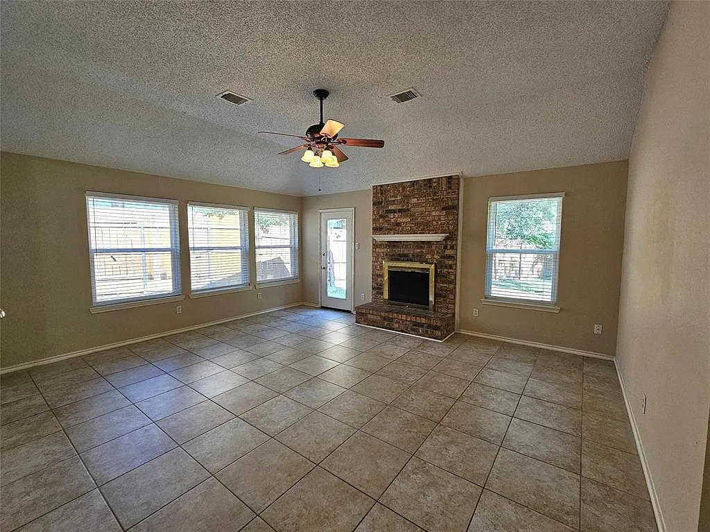 3 bed, 1750 sqft, $2,500 — Photo 2