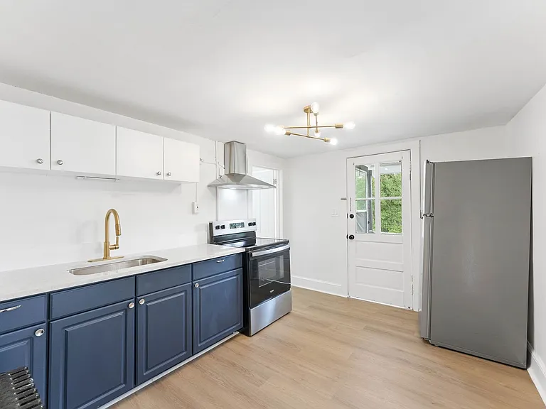 213 N 6th St — Photo 15