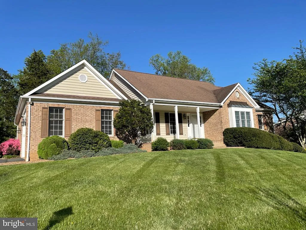 3 bed, 2.0 bath, 2025 sqft, $3,500 — Photo 2