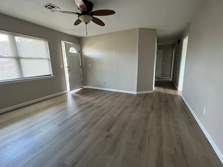 4203 SE Dorchester Dr — Photo 2