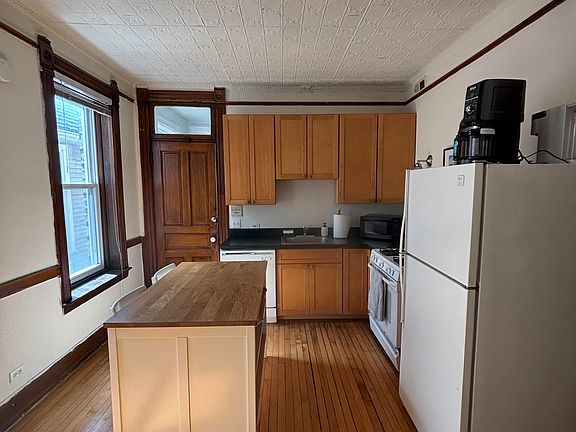 2nd image of 1059 N Hermitage Ave