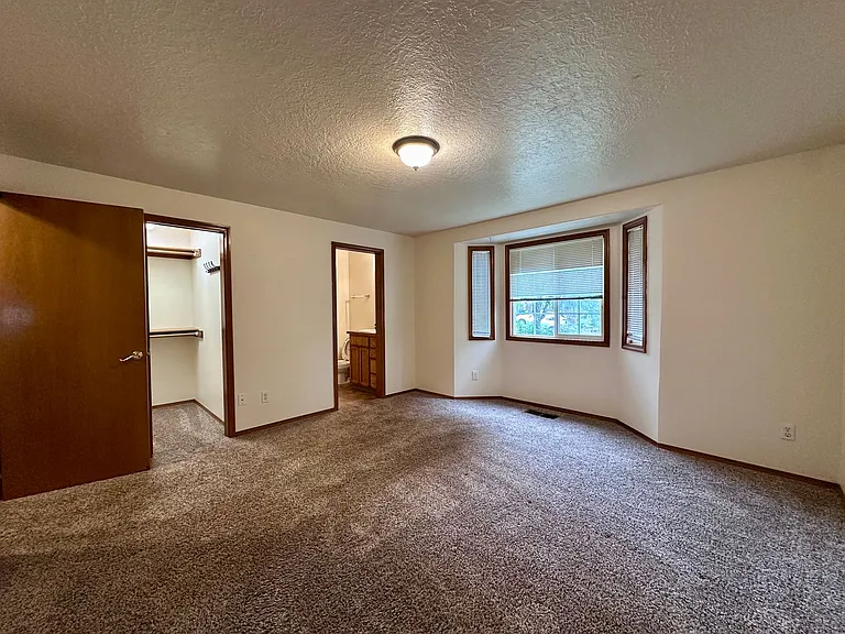 Adorable and Spacious!! Troutdale Duplex in Cul-de-sac!! — Photo 11