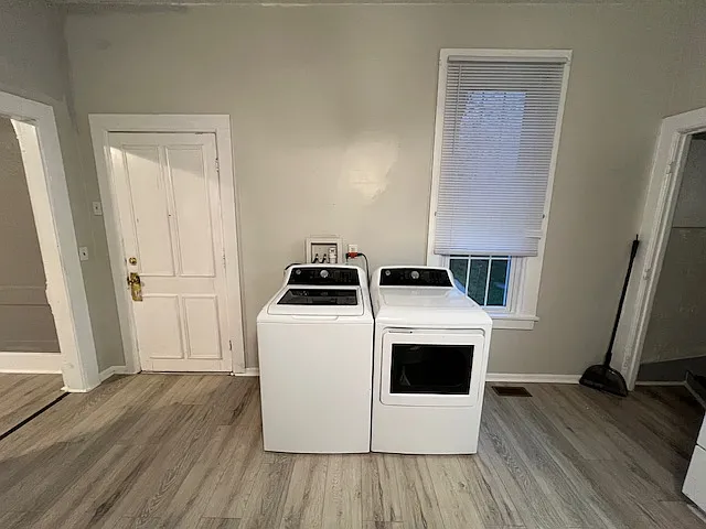 Kitchen view with Washer/Dryer