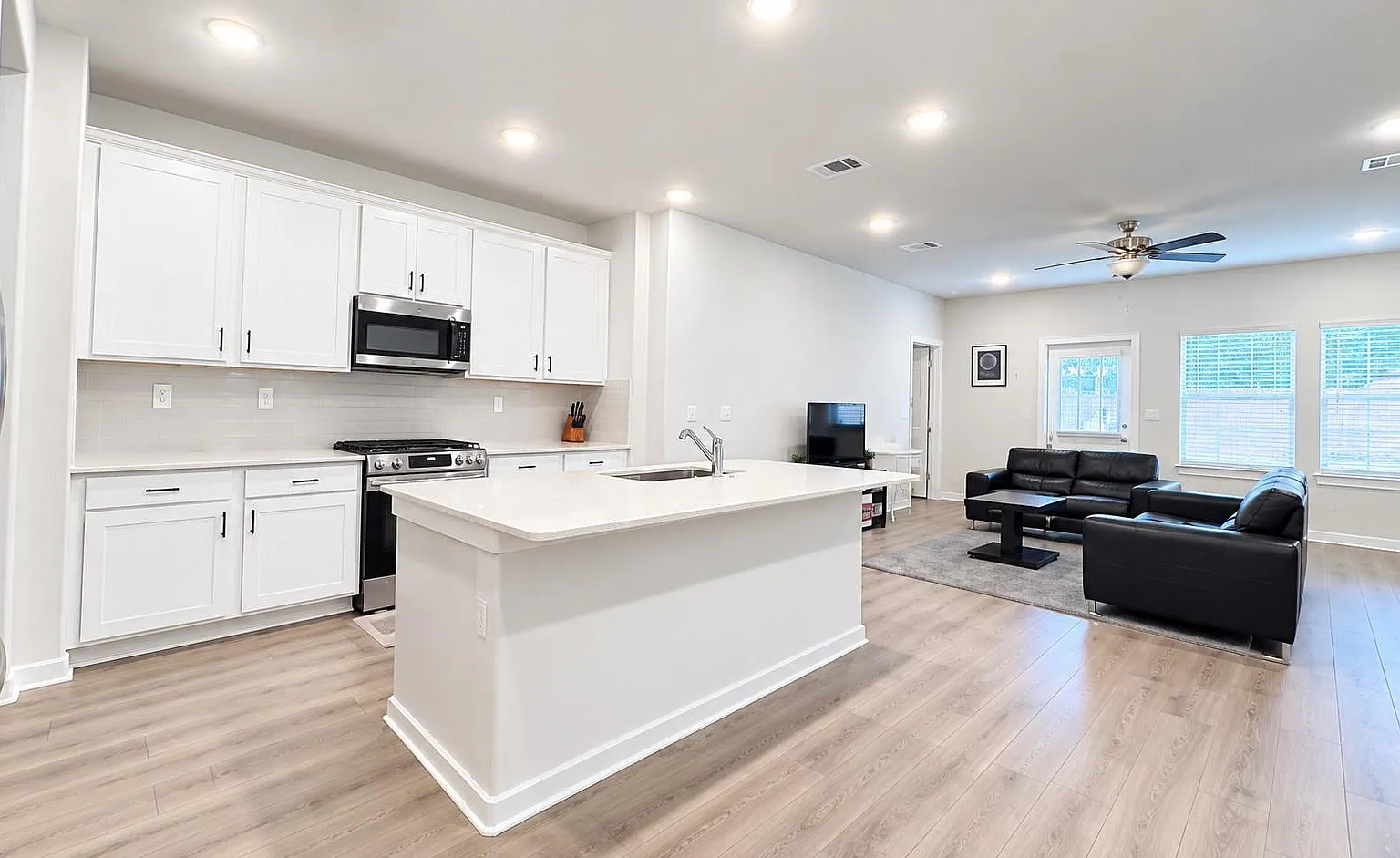 4 bed, 2.5 bath, 1849 sqft, $2,300 — Photo 4