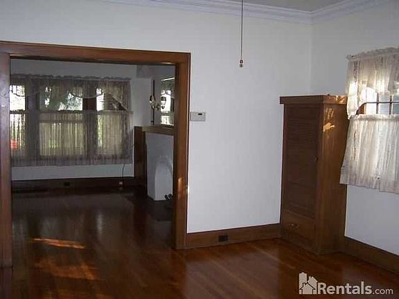 4th image of 2440 Woodmere Dr