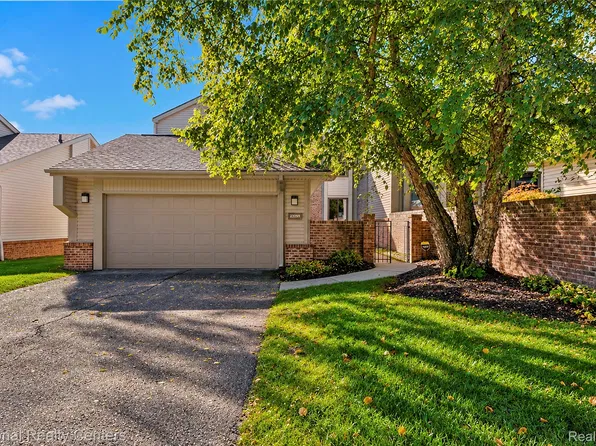 23289 N Chanticleer Dr, Southfield, MI 48034