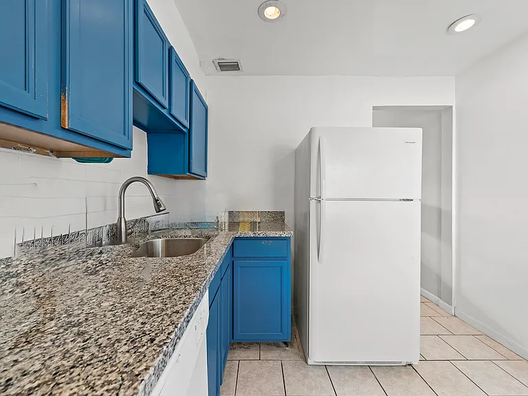 1127 NE 5th Ave #4 — Photo 13
