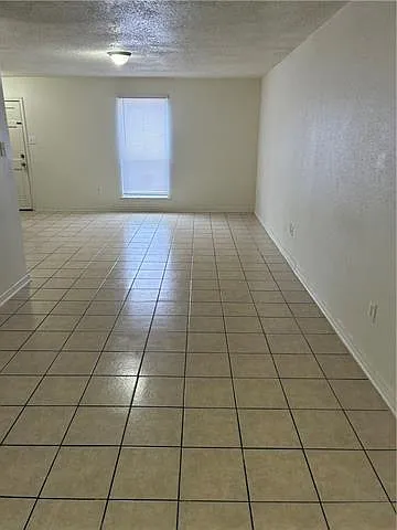 3 bed, 1.5 bath, 1292 sqft, $1,600 — Photo 3