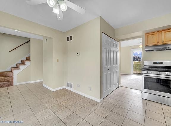 3rd image of 29W469 Blackthorn Ln
