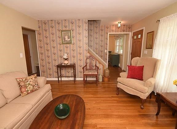 Great floor plan for entertaining.  Living room leads to spacious kitchen and dining room.