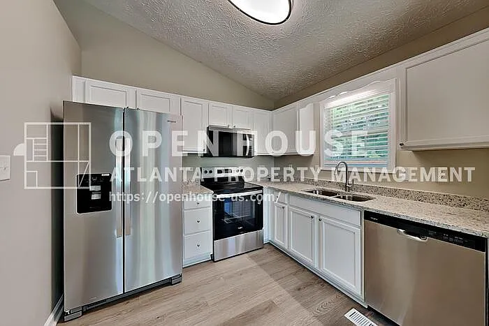 110 Rockefeller Ln — Photo 7