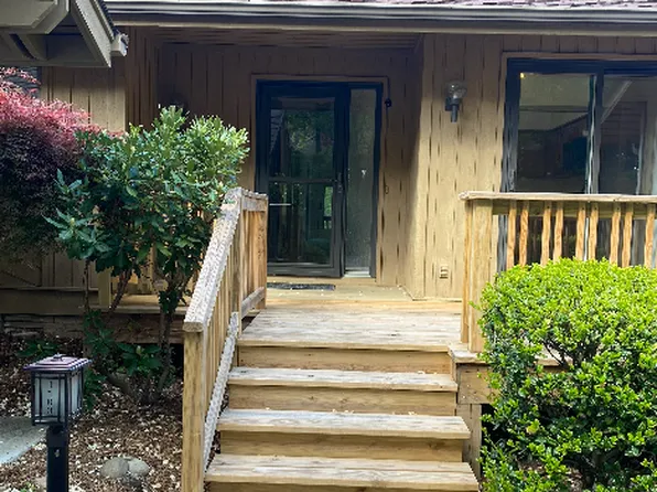 1103 Red Oak Dr, Hendersonville, NC 28791