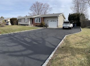 12 Wilmington Dr, Melville, NY 11747