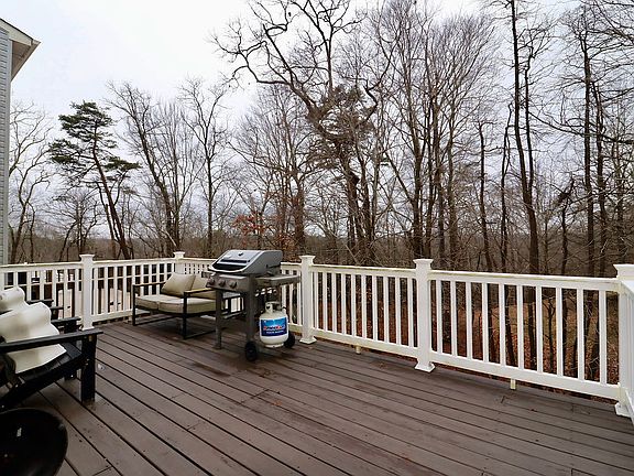 4th image of 808 Emory Ct