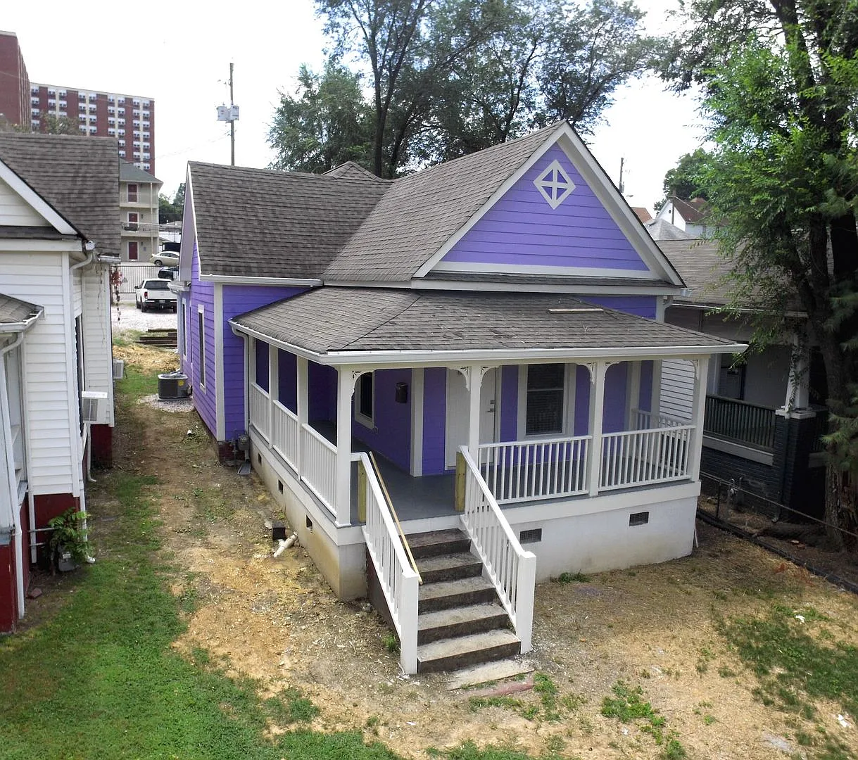 Waitlist for Aug2027Jul2028 Now Open! |4BR/2BA Fort Sanders Home | Walk to UTK | Renovated with H... — Photo 3