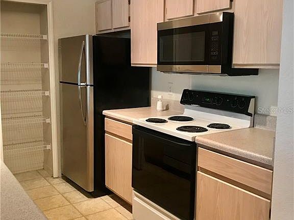 3rd image of 5479 Vineland Rd #202
