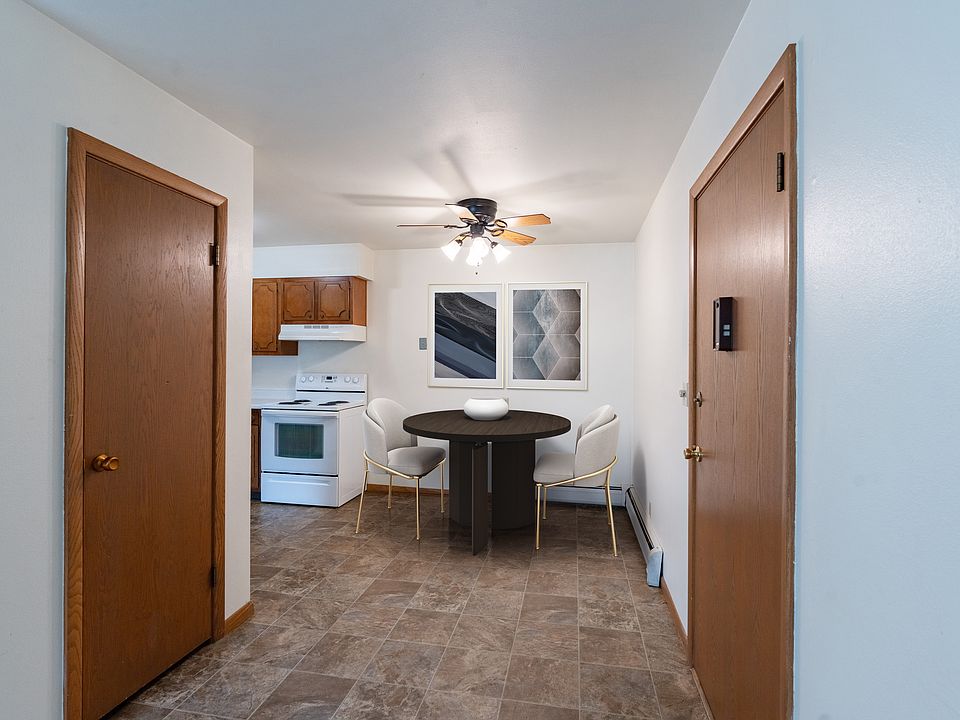 Fargo, ND Crown Court 1 Apartments | Dining