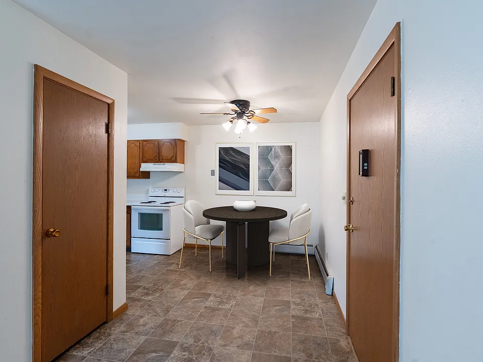 Fargo, ND Crown Court 1 Apartments | Dining
