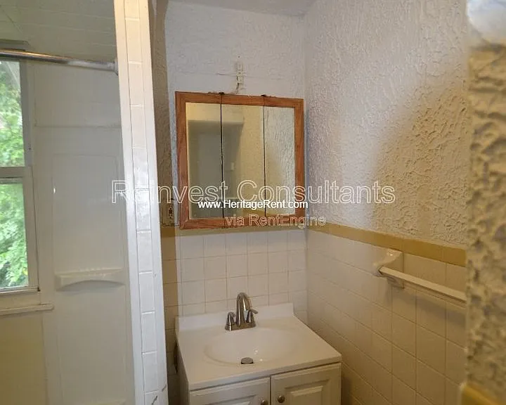 310 E 16th St — Photo 7