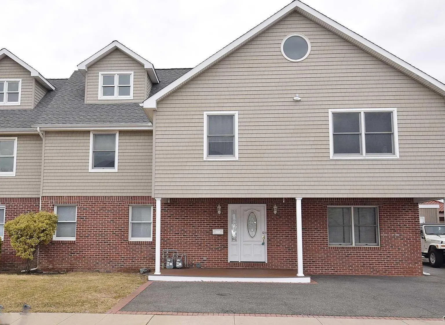2 bed, 1.0 bath, 2700 sqft, $3,500 — Photo 1