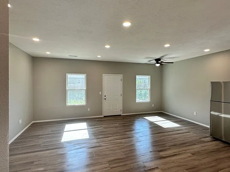 590-588 N Airport Rd — Photo 15