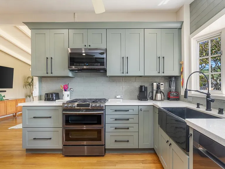 Another view of the kitchen....