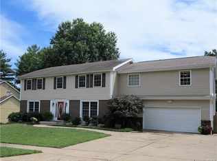 1947 Ridge Lake Dr, Chesterfield, MO 63017