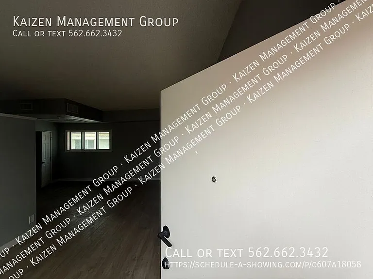 10207 Crenshaw Blvd #4 — Photo 2