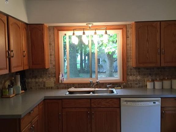 2nd image of 528 Eleanor St NE