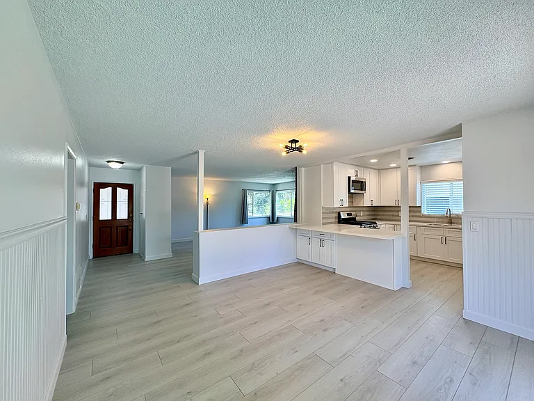 637 Geneva Ave — Photo 4