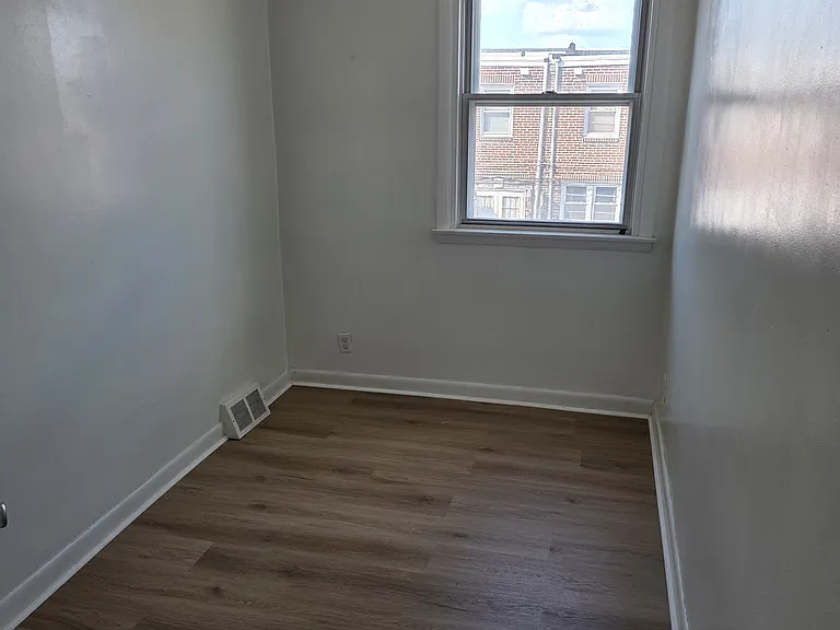 2123 Loney St — Photo 9