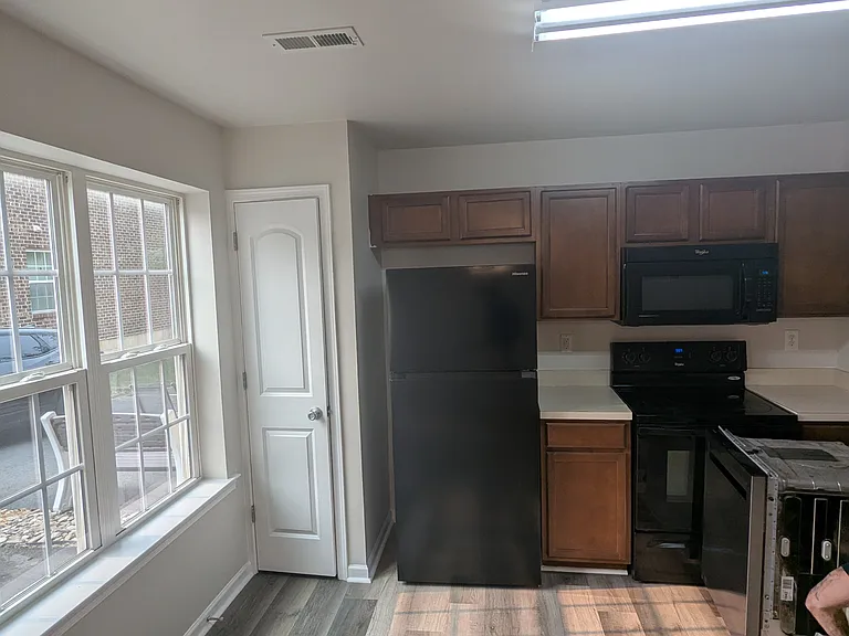 176 S Charlotte St — Photo 3