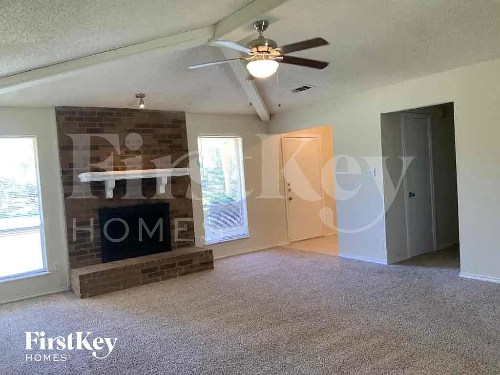 4 bed, 2.0 bath, 1701 sqft, $2,250 — Photo 3
