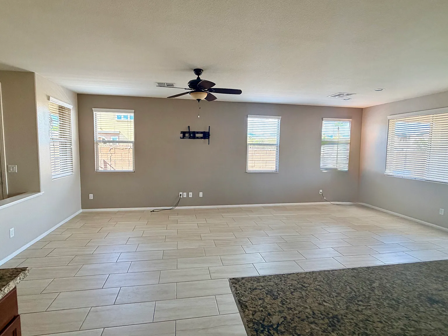 3 bed, 1880 sqft, $2,300 — Photo 3