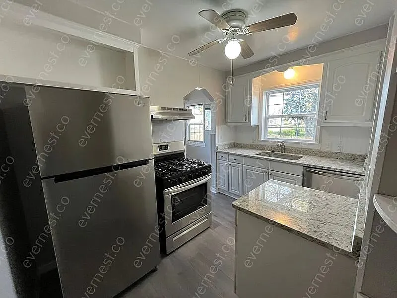 4 bed, 1.0 bath, 1197 sqft, $1,555 — Photo 2