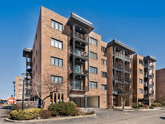 2nd image of 9374 Landings Ln Unit 305