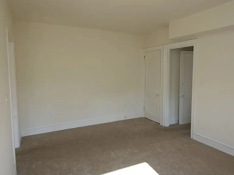 1260 Oak Ln — Photo 5