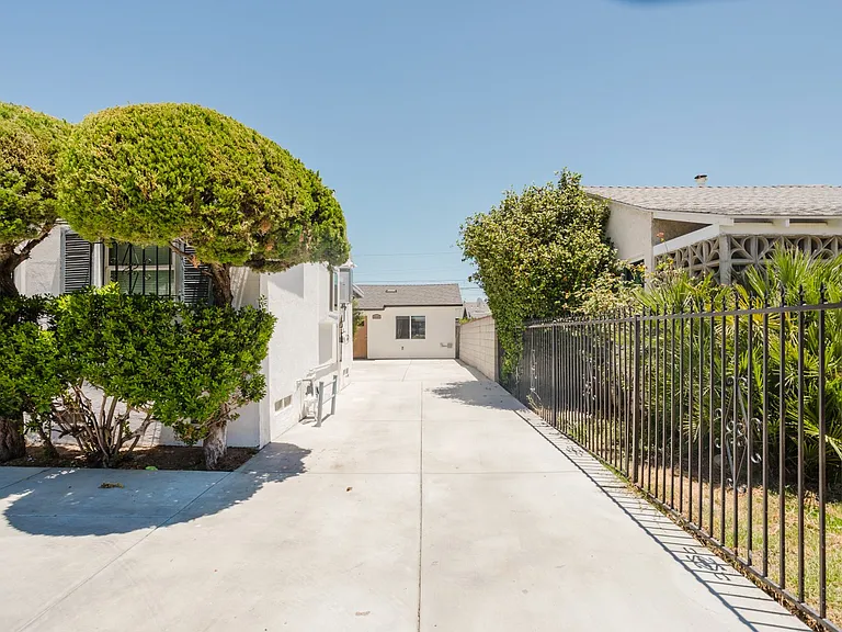 6550 Beeman Ave — Photo 2