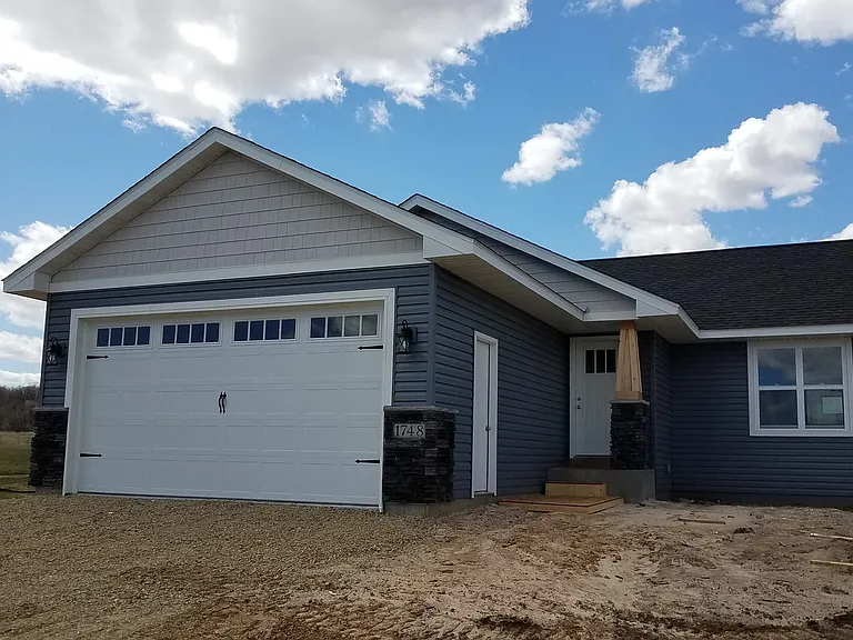 1748 Morning Glory Dr — Photo 2