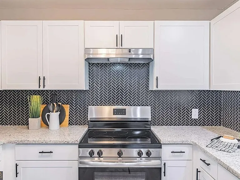 1523 Delia Dr — Photo 4
