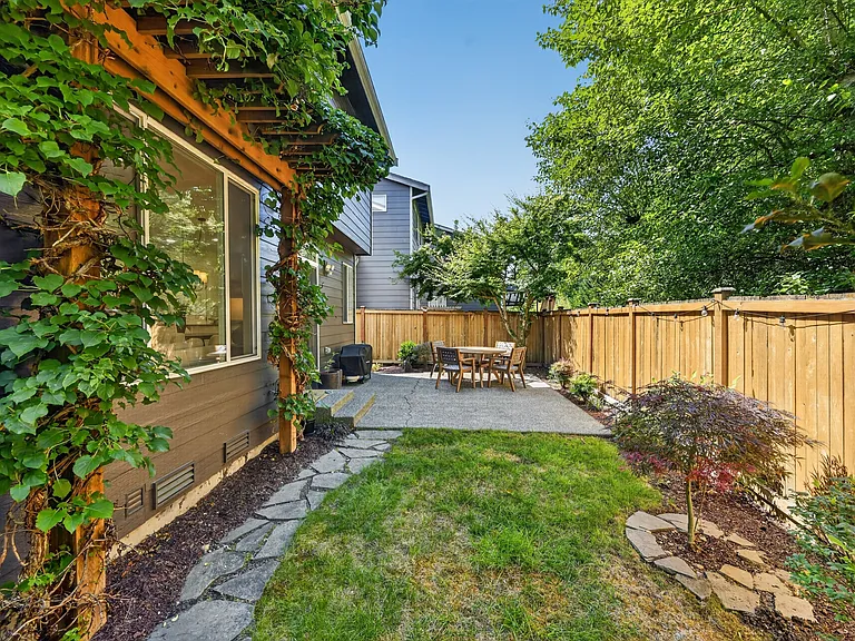 659 Vashon Pl NE — Photo 32