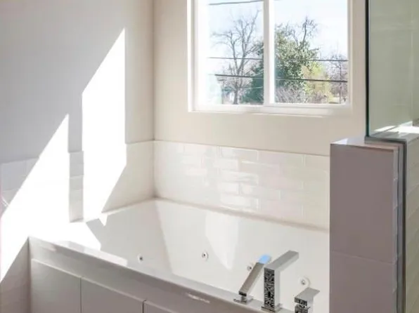 5209 Nichols St, Houston, TX 77020