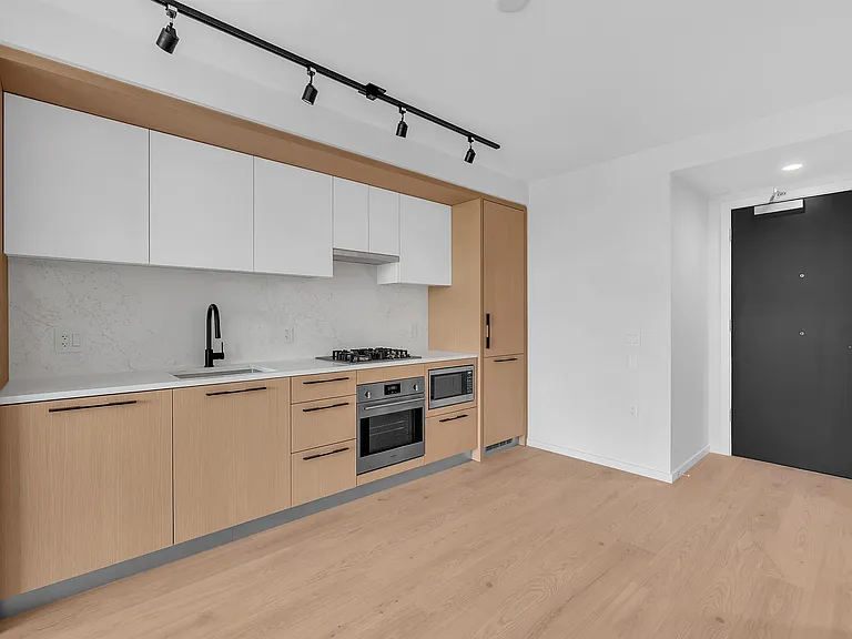 2729 Kingsway #7XX — Photo 3