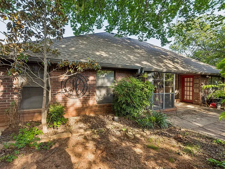 1820 Chelsea Dr — Photo 43