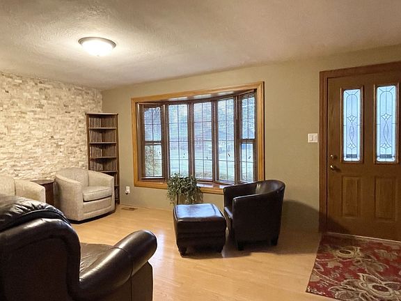 4th image of 1008 Pheasant Dr