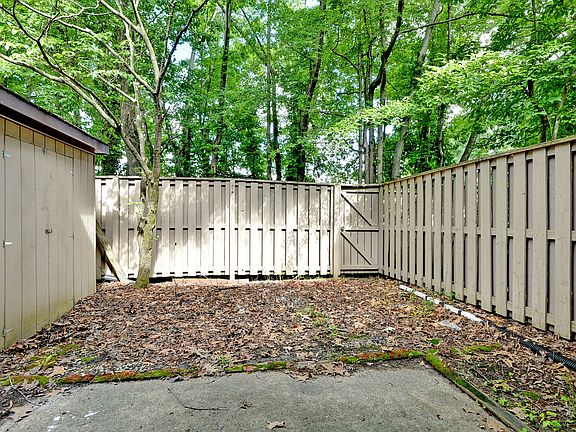 5th image of 1007 N Green Dr