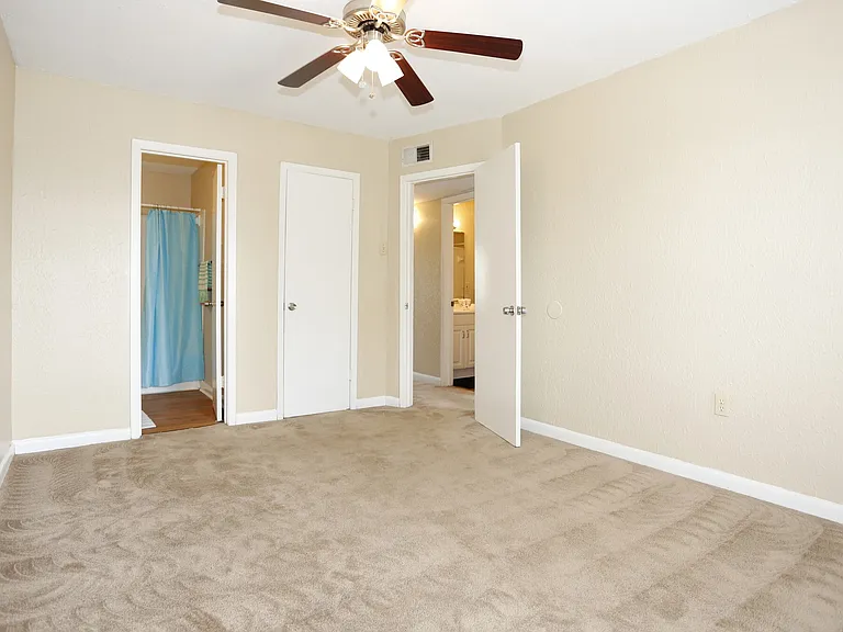 Chateau Lafayette Apartments — Photo 9