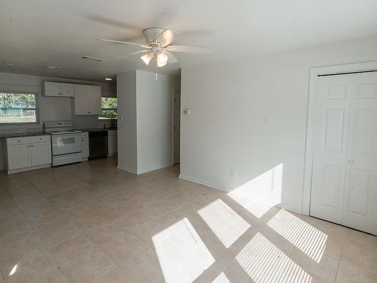 406 Essex Dr — Photo 5