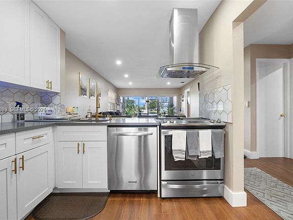 3rd image of 796 Banks Rd