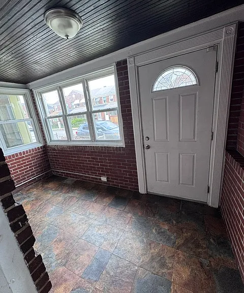 410 Maple Ln — Photo 2